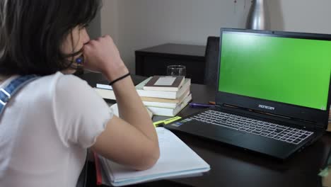 chica estudiando desde la computadora portátil