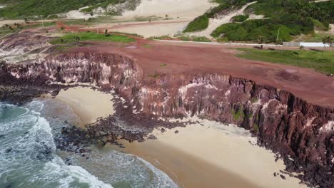 vista de dos calas como playas al lado de los acantilados del desierto de tierra roja