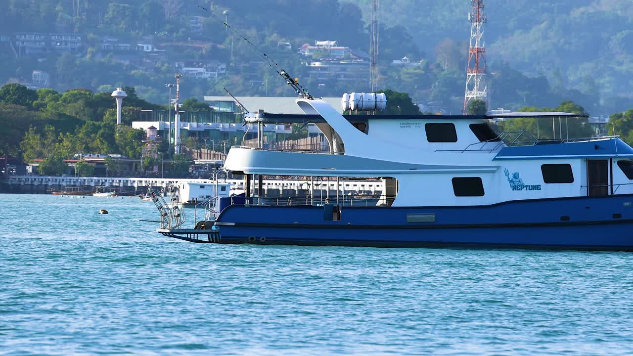 태국 푸켓 근처의 바다를 가로질러 꾸준히 움직이는 어선.