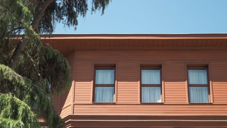 exterior de casa rústica con revestimiento de madera