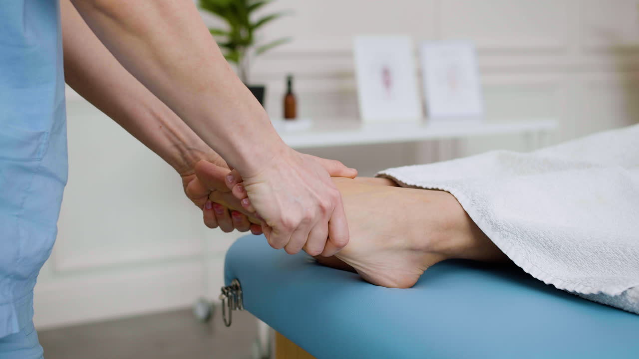 terapeuta de masaje con el cliente