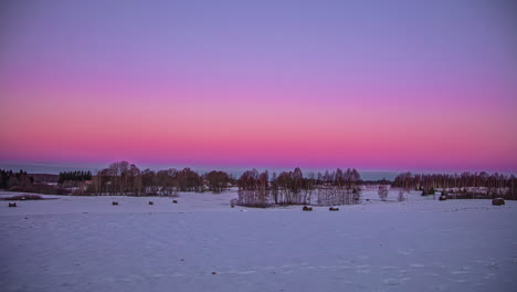 Tiro-De-Lapso-De-Tiempo-De-Hermoso-Cielo-Púrpura-Y-Amanecer-Sobre-Campo-De-Invierno-Cubierto-De-Nieve