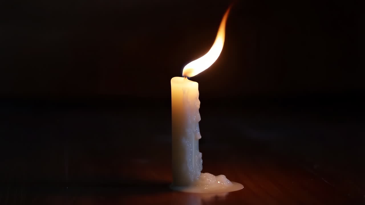 Vela ardiendo en la oscuridad