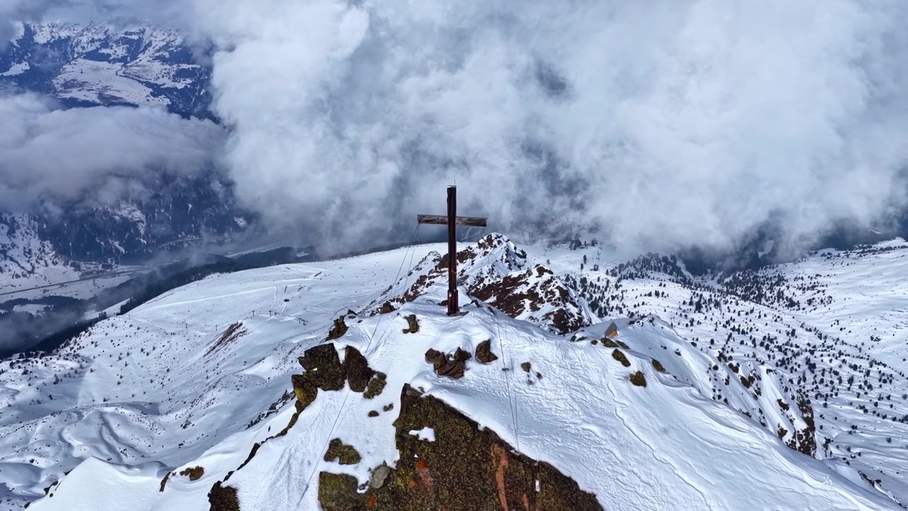 Cima del monte Nauders in Austria con croce e paesaggio innevato, viste alpine panoramiche, popolare destinazione di viaggio