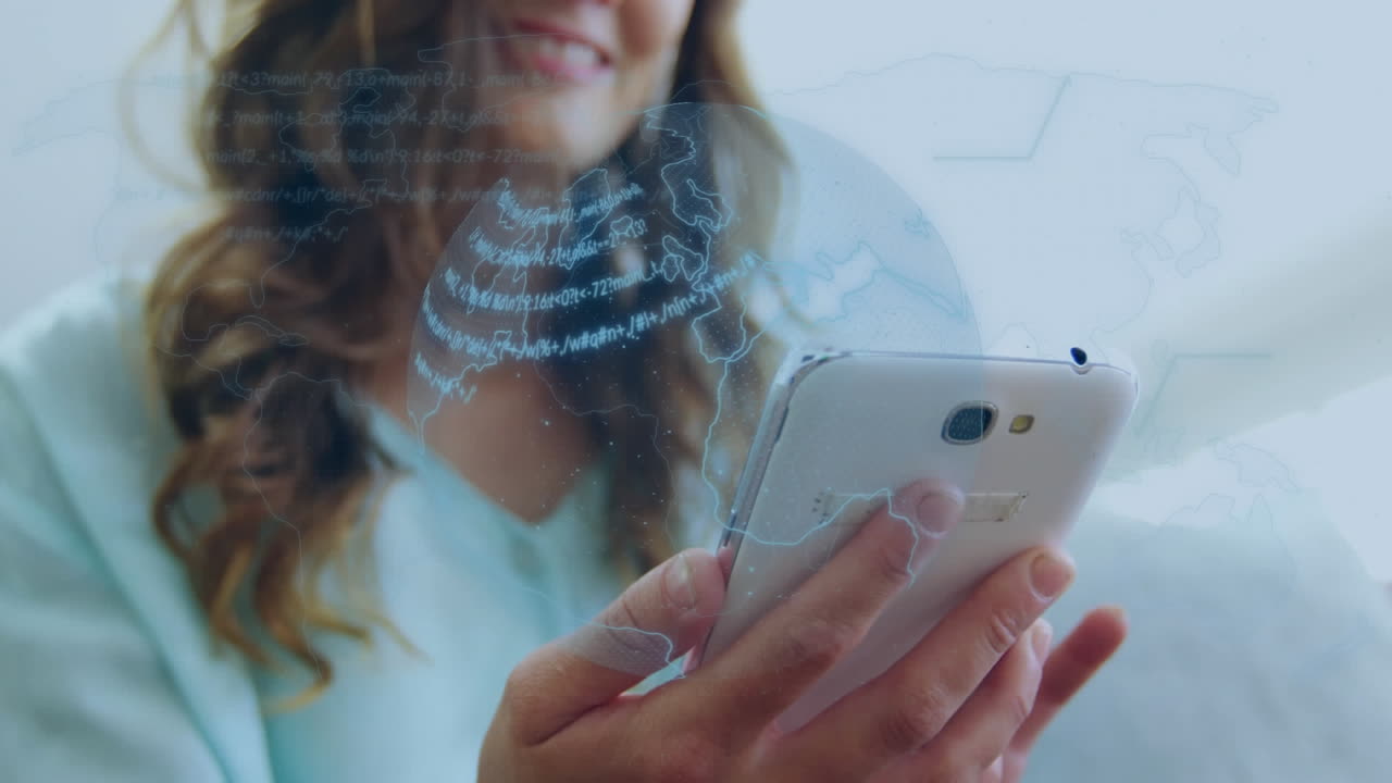 animación del globo con red de conexiones sobre la mujer usando teléfono inteligente