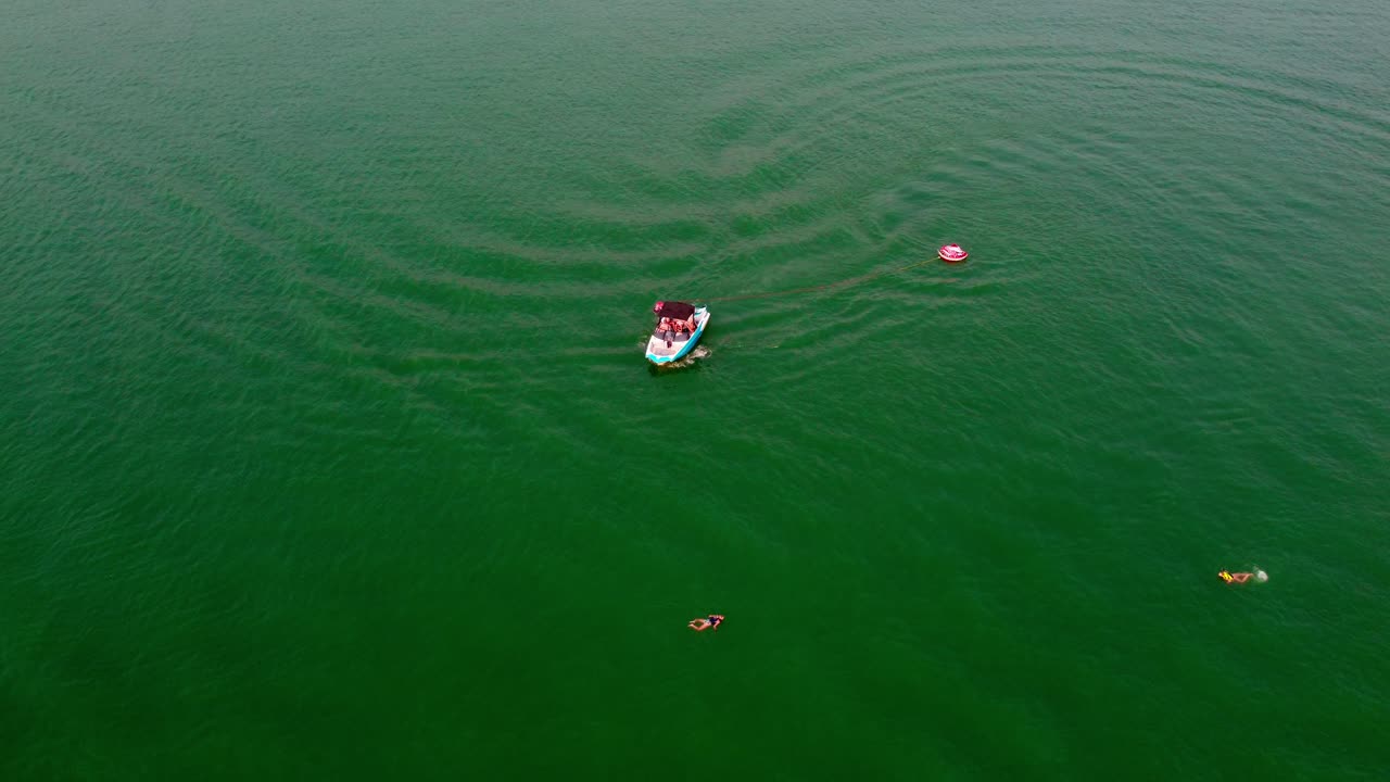 воздушная лодка без пилота возвращается, чтобы забрать пассажиров, которые упали с трубы, наслаждаясь водными видами спорта в басс-лейк, калифорния