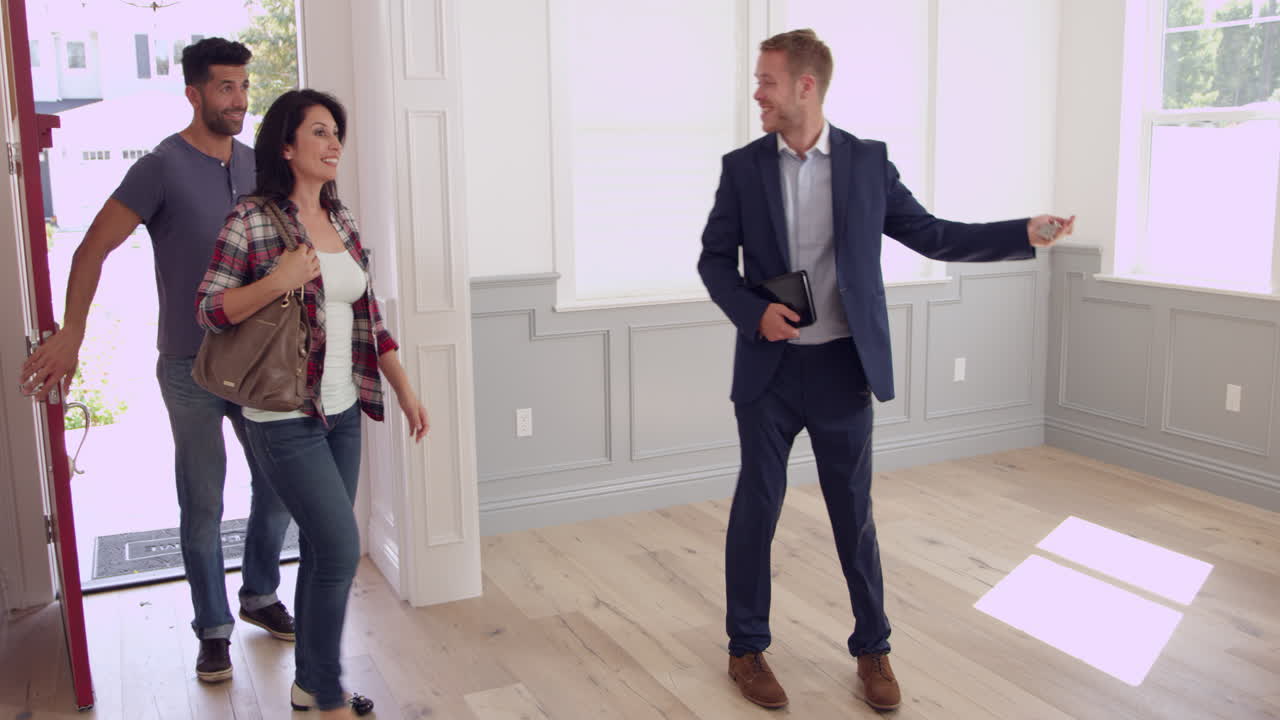 Immobilienmakler führt Paar durch neues Zuhause, aufgenommen mit R3D