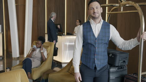 el conserje del hotel da la bienvenida a los huéspedes