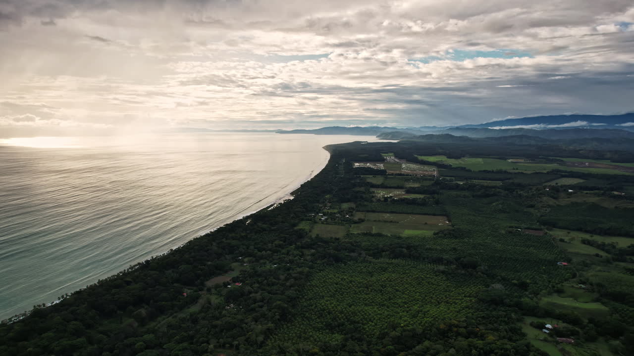 una vista aérea de la brillante costa de costa rica y el exuberante terreno interior.