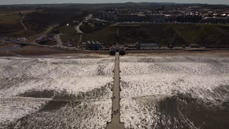 muelle saltburn, saltburn-by-the-sea, junto al tee. tiro de seguimiento lento