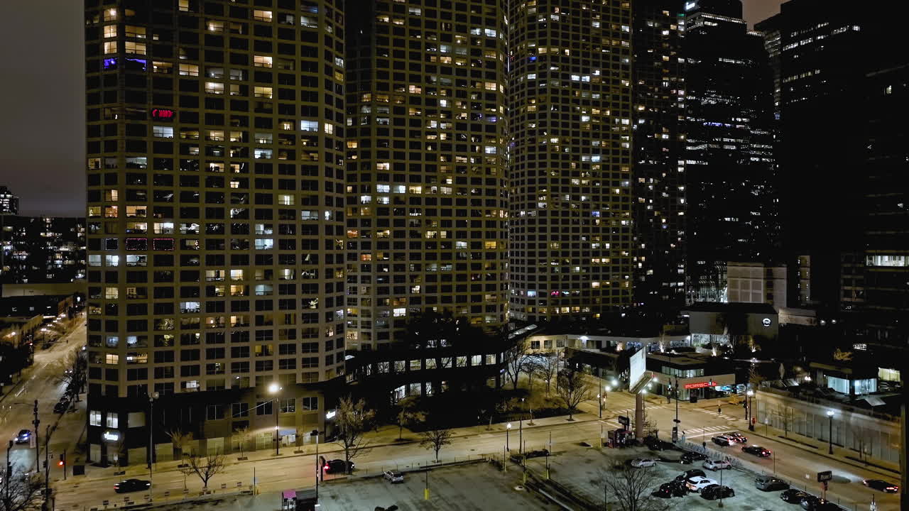 vista aérea frente a los condominios modernos, nublado, noche de otoño en el río fulton, chicago