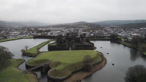 Antenne:-Schwenk-Nach-Oben-Auf-Das-Schloss,-Caerphilly,-4K-Drohne