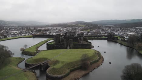 공중: 성의 상향 팬 샷, caerphilly, 4k 드론