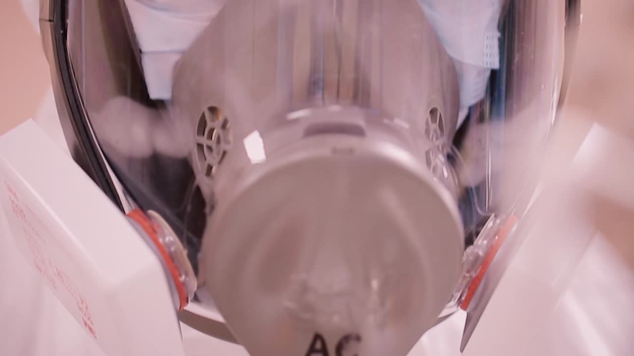 보호 장비를 착용한 사람