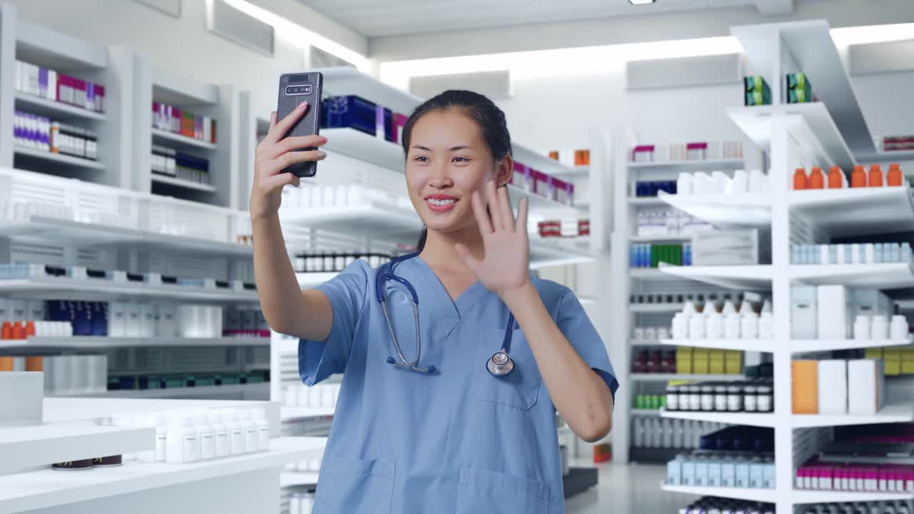 약국에서 셀피를 찍는 약사