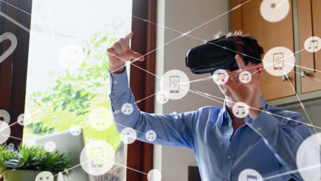 animación de la red de conexiones con iconos sobre el hombre de negocios que lleva auriculares vr