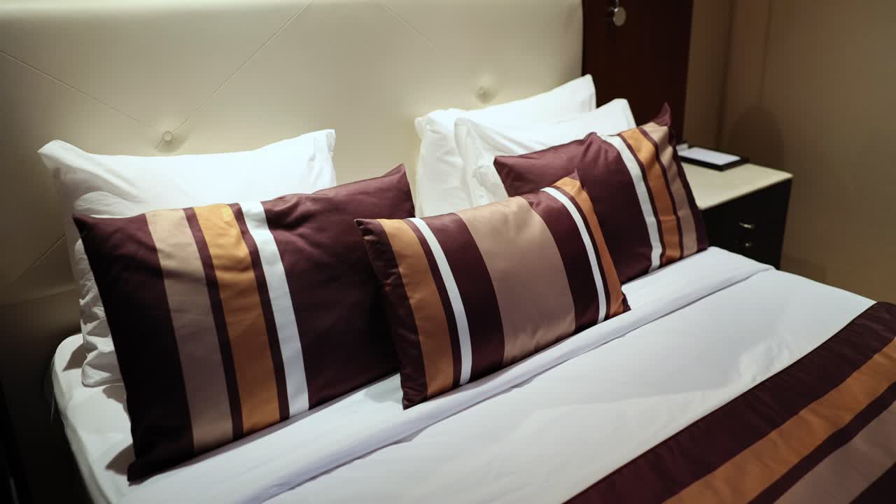 dormitorio con almohadas