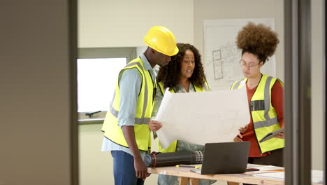 Gelegenheitsarbeiter-Mit-Unterschiedlichen-Architekten-Bei-Der-Arbeit-Im-Büro,-Zeitlupe-Mit-Kopierraum