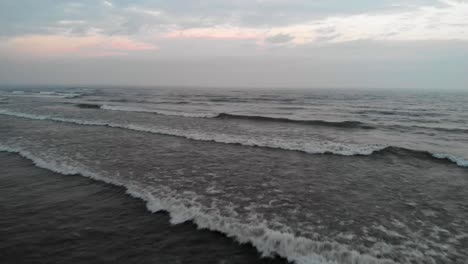 Lake-Ontario-waves-on-a-cloudy-day-in-the-fall