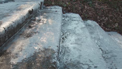 Hielo-En-Las-Escaleras-De-Piedra-Afuera-En-El-Invierno-Bajo-Cero