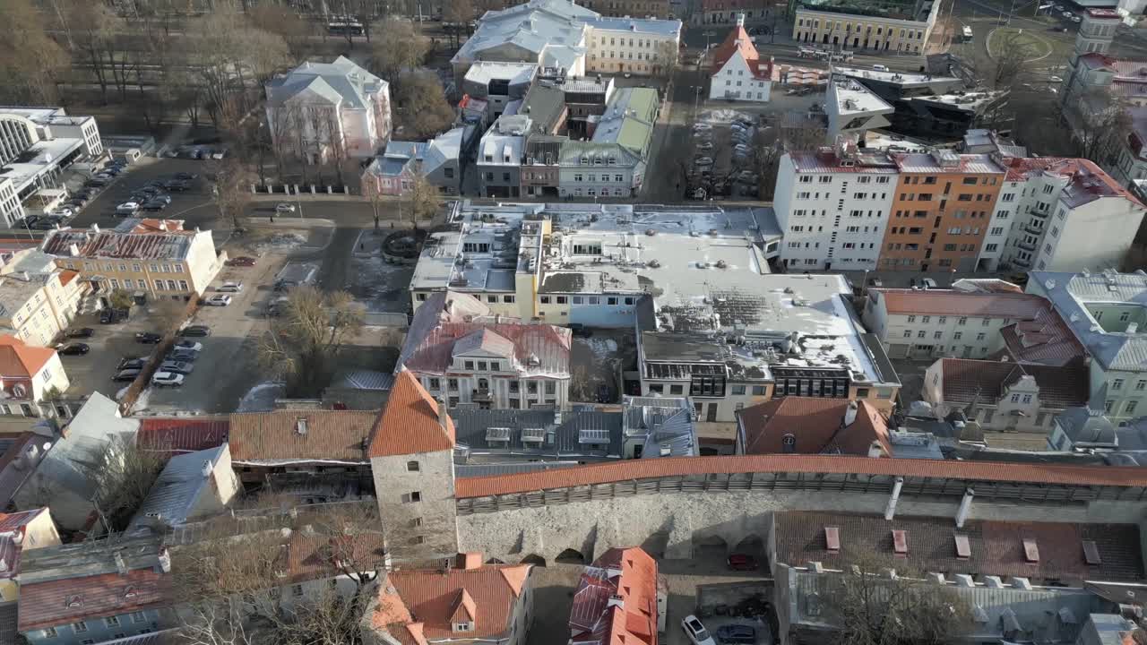 vista aérea de tallin, estonia, en invierno