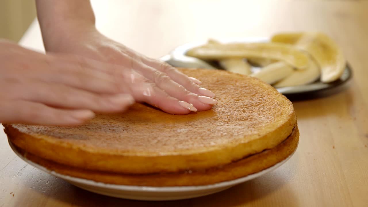aplicación de leche condensada en pasteles horneados. cocción
