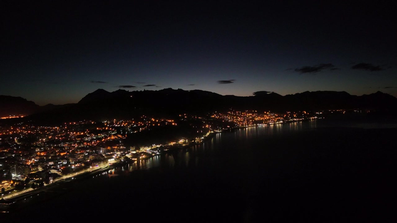 Bellissimo momento del crepuscolo sulla città costiera di Bariloche, Argentina