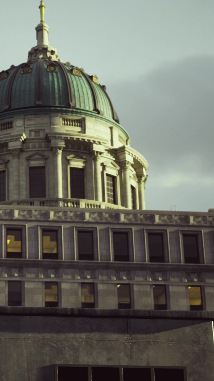 La arquitectura refleja el cielo despejado con un edificio histórico en la ciudad.
