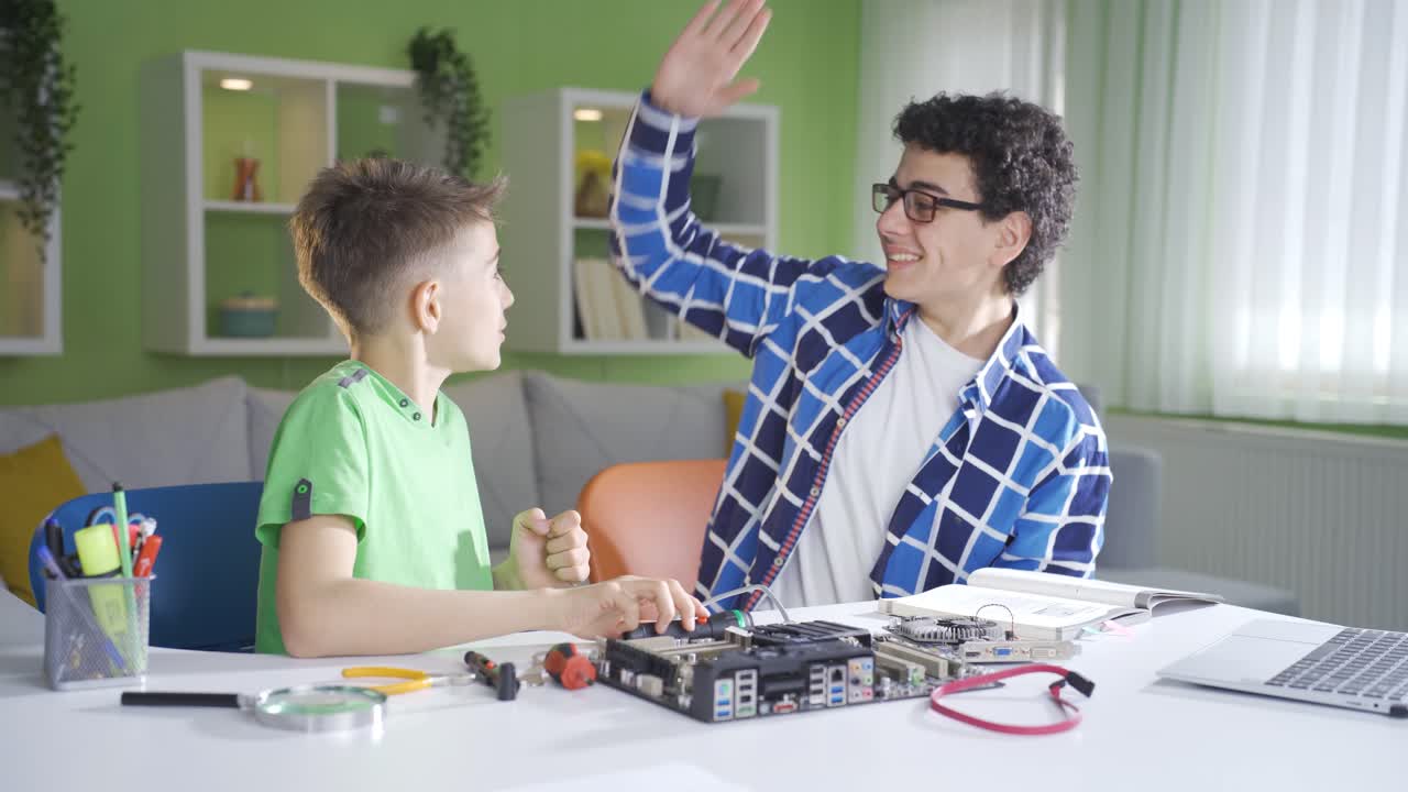 dos amigos expertos en tecnología arreglan la parte y se regocijan.