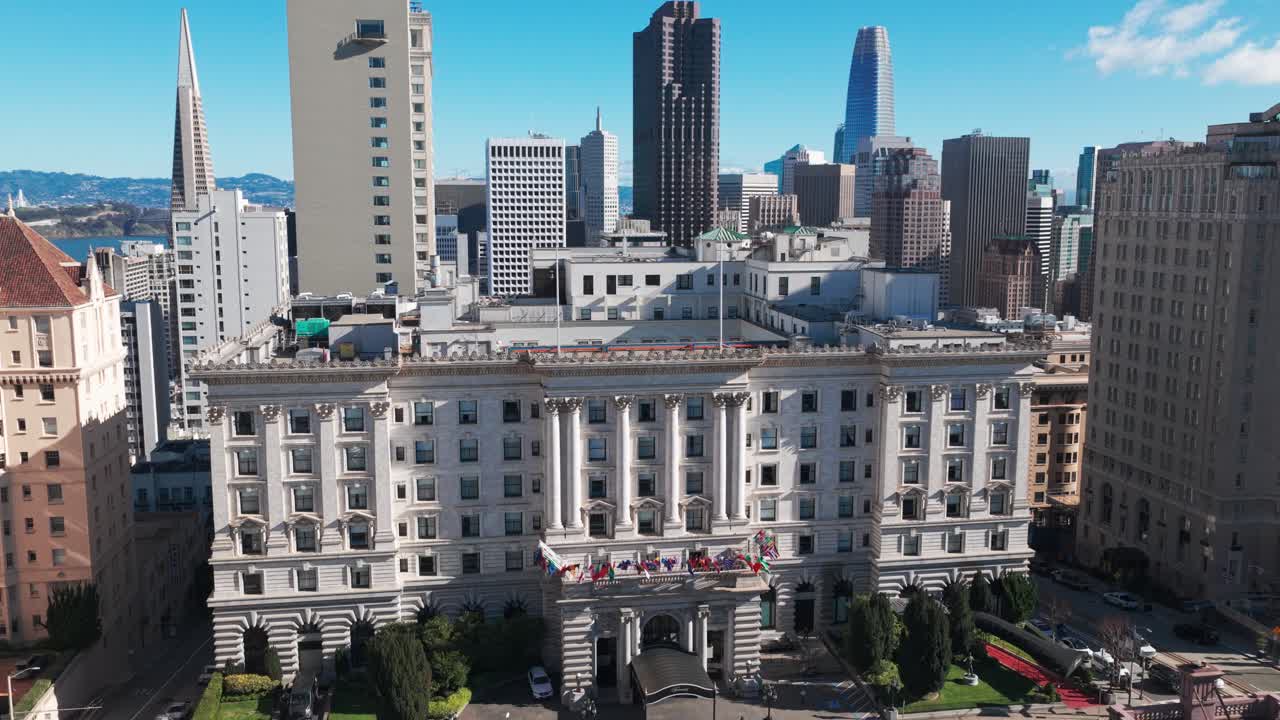 Close-up aéreo com movimento panorâmico do luxuoso Hotel Fairmont em Nob Hill, São Francisco, Califórnia. Vídeos em 4K
