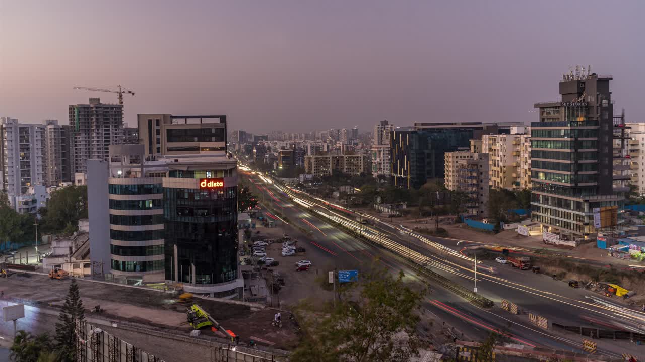 el lapso de tiempo de día a noche de una vista del paisaje urbano, la larga carretera nacional de mumbai - pune - bangalore y las torres comerciales, maharashtra, india