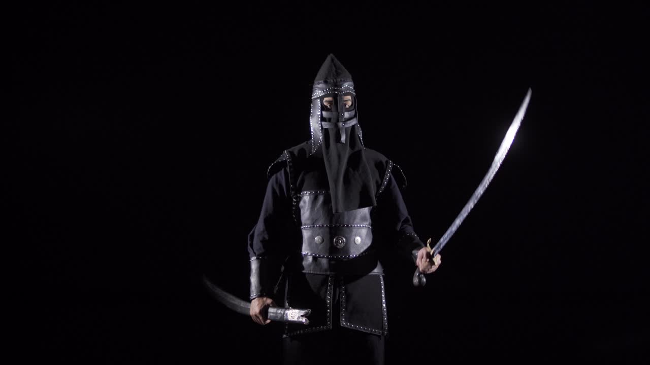 guerrero mongol histórico con fondo negro.