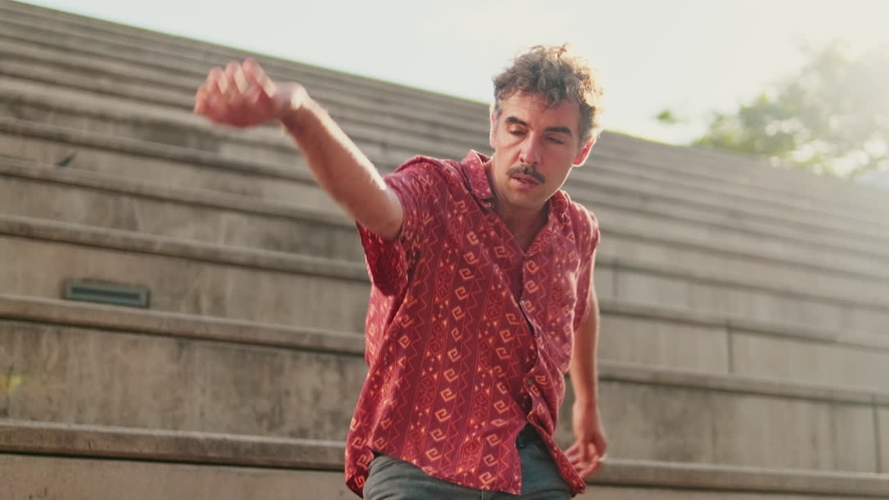 Beton Basamaklarda Güneş Işığında Zarifçe Dans Eden Adam