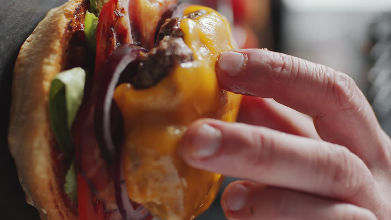 añadir carne a la parrilla con queso derretido a la hamburguesa