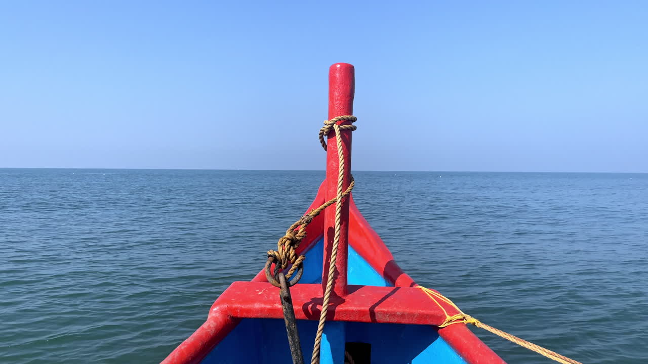 el arco de un barco de cola larga en movimiento de movimiento hacia adelante goa india 4k
