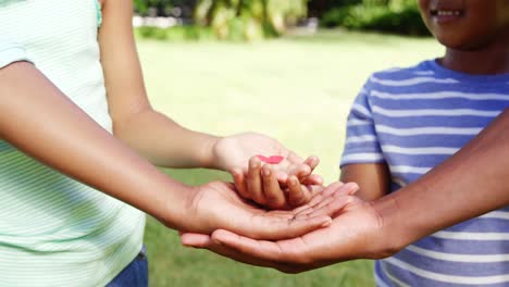 Eine-Familie,-Die-Ein-Herz-Hält