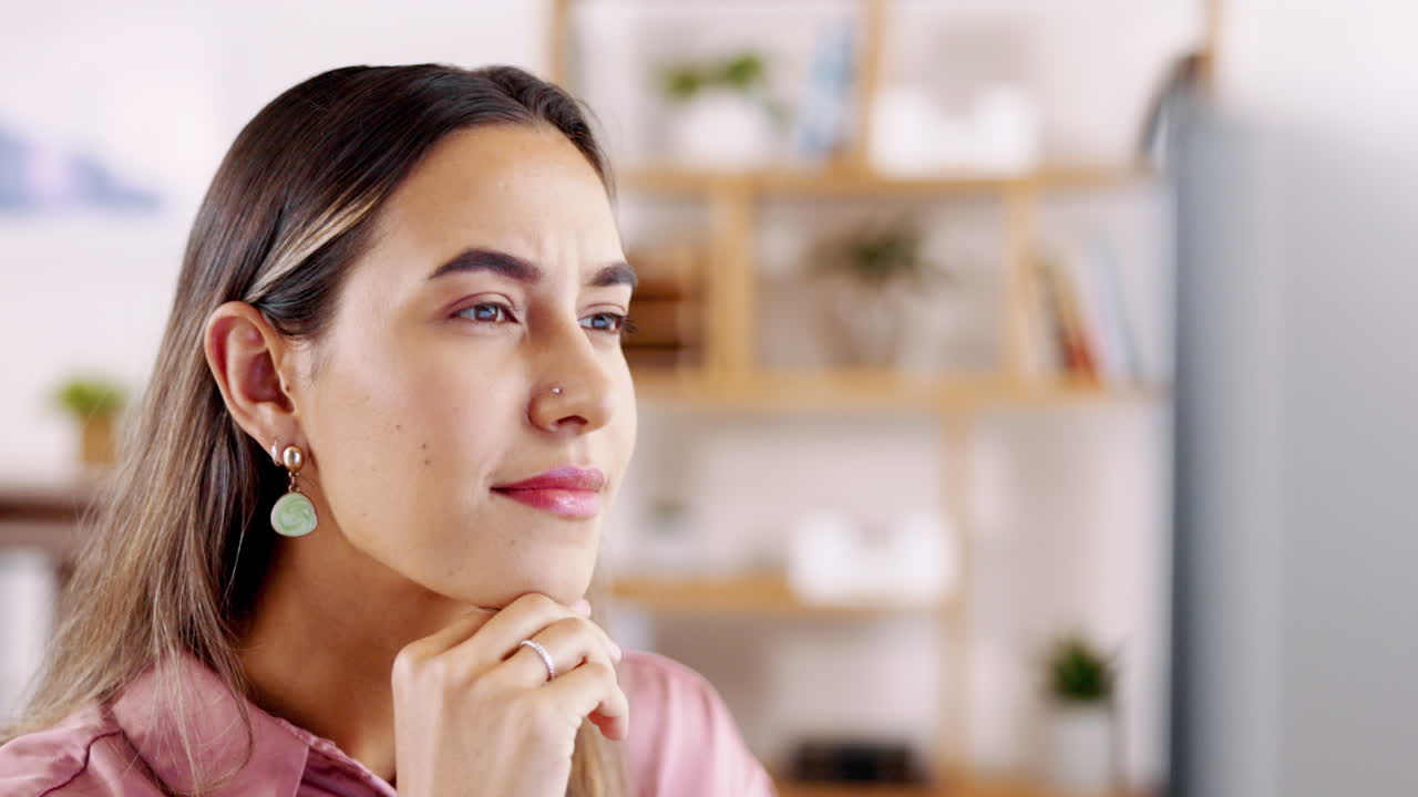 pensamiento, oficina y mujer de negocios en la computadora