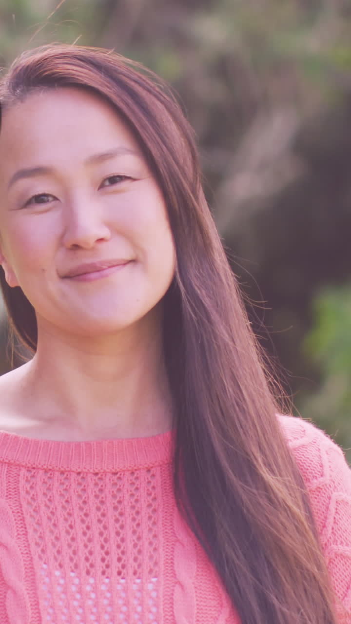 아시아의 미소 짓는 여성에 대한 마음의 애니메이션