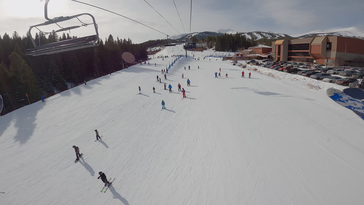 스키 리프트에서 찍은 스키어와 스노보더의 영상