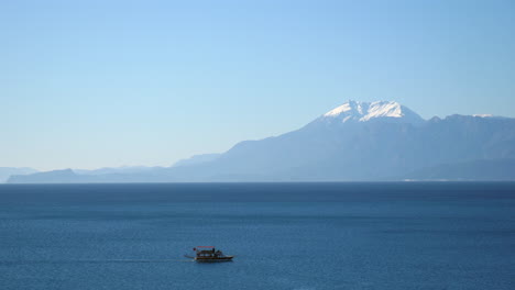 pequeño barco de pesca turco cruzando una sección del tranquilo mar mediterráneo en antalya, turquía