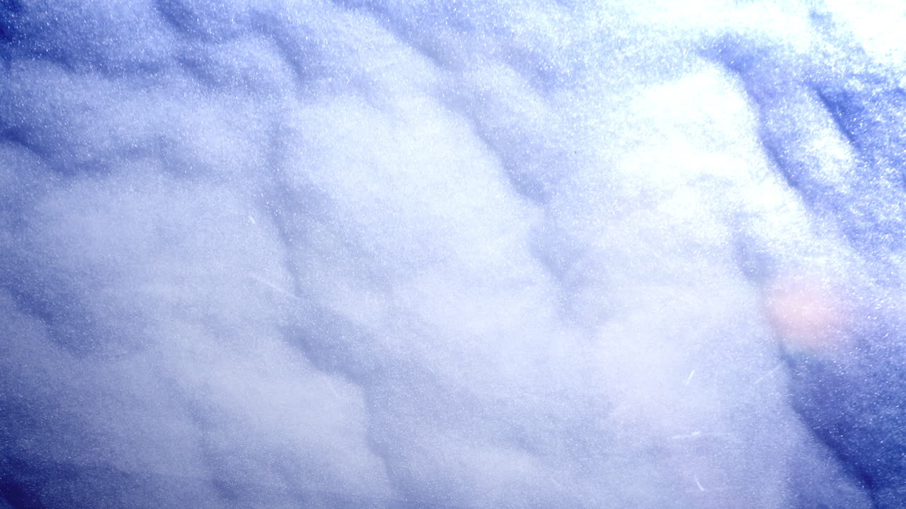 volar copos de nieve blancos sobre la textura de la nieve