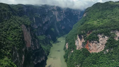 vista aérea de un bote en el río grijalva en el cañón del sumidero n soleado chiapas, méxico