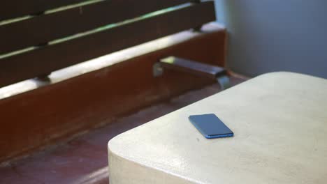 teléfono inteligente en una mesa afuera