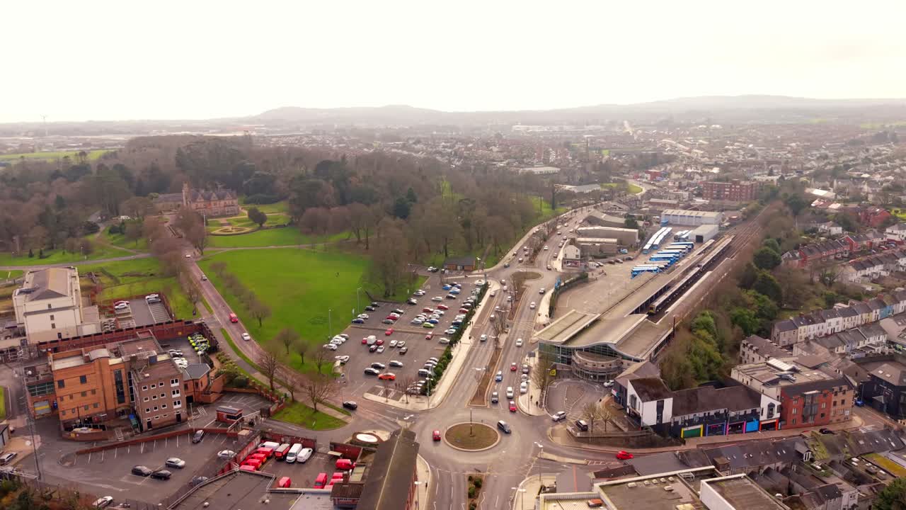 Ampio video aereo GV in 4K a 60FPS in avanzamento di Bangor nella Contea di Down, Irlanda del Nord. Prodotto con colore Rec709