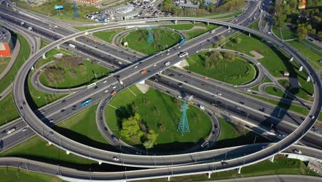 Vista-Aérea-De-Una-Intersección-De-Autopistas-Con-Senderos-De-Tráfico-En-Moscú.