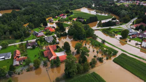 horripilantes imágenes aéreas de drones 4k de agosto, inundaciones en la región de pomurje de eslovenia