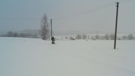 Madre-Soltera-Camina-Con-Cochecito-De-Bebé-Durante-Las-Nevadas,-Día-Nublado-De-Invierno