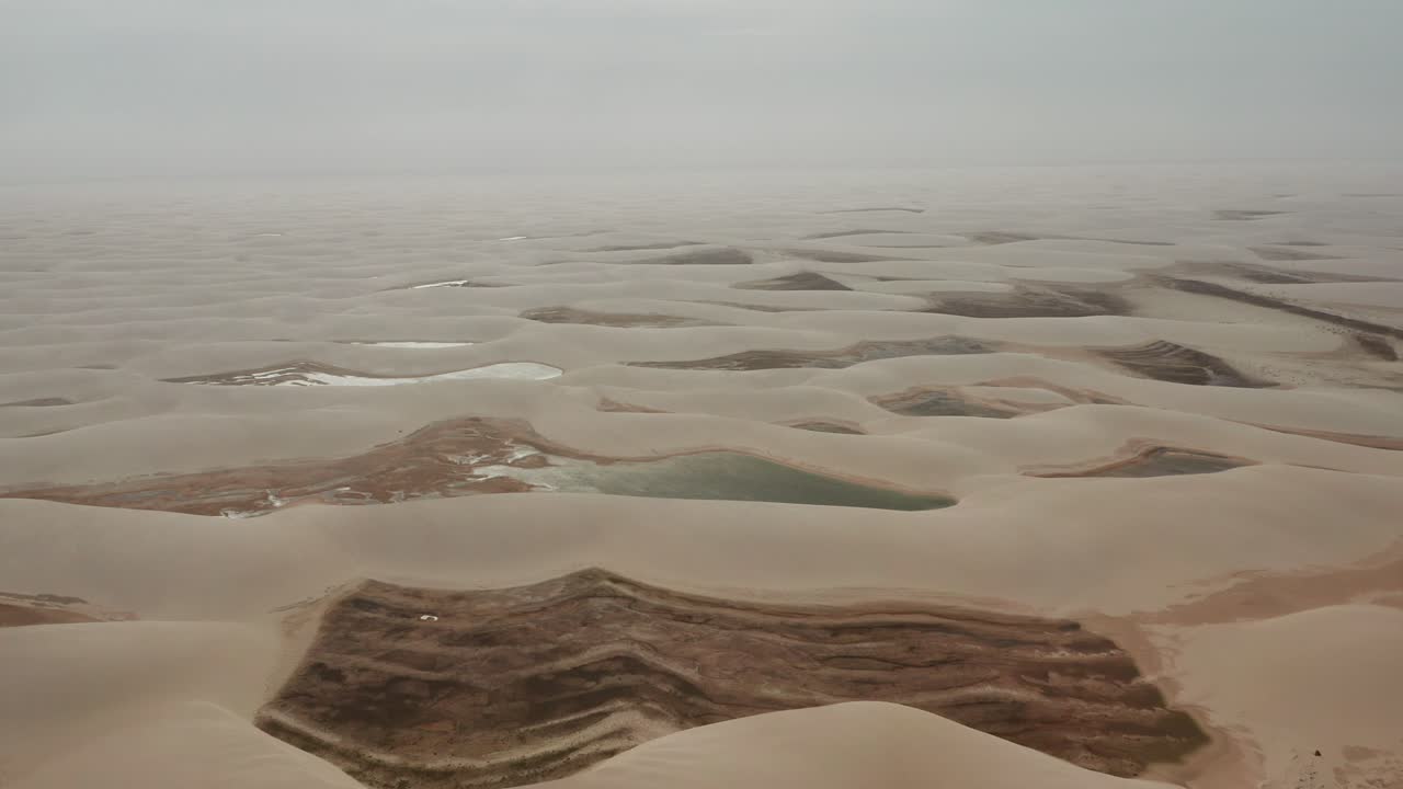 antena: un camión con kitesurfistas viajando a través de las dunas de lencois maranhenses en brasil, durante la estación seca