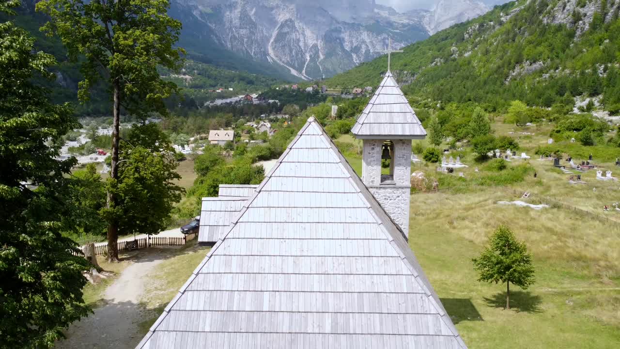 Paesaggio panoramico con chiesa e montagne