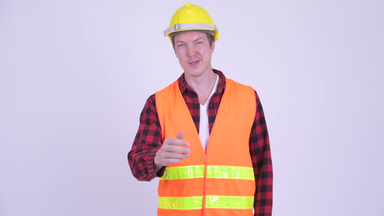 joven trabajador de la construcción guapo